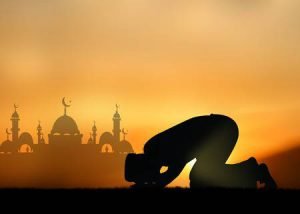 silhouette-muslim-people-praying-at-sunset-